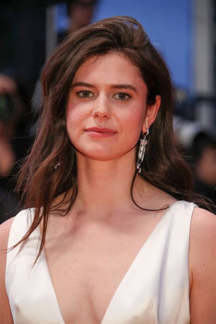 Alison Oliver Wiki, Age, Boyfriend, Height, Parents, Net Worth & More