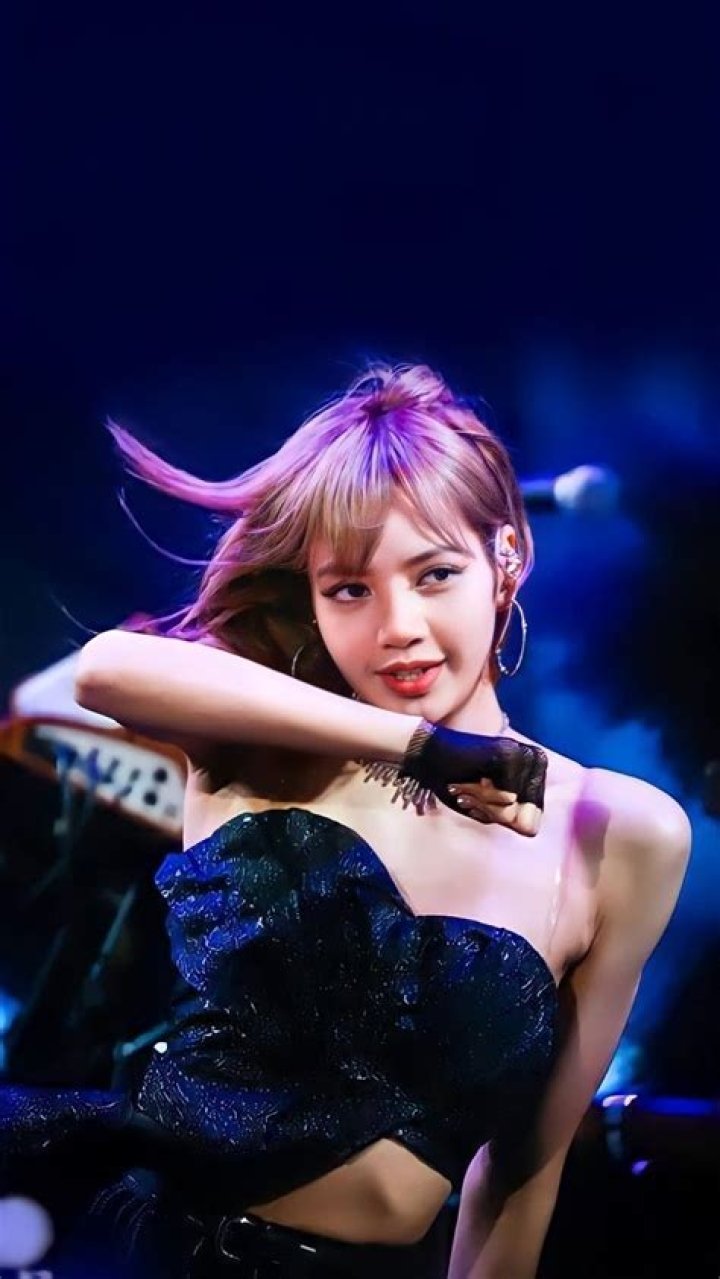 BLACKPINK's Lisa Shares Swimsuit Photos From "Summer"