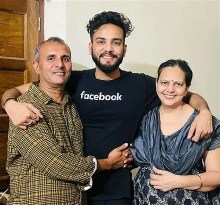 Elvish Yadav [Youtuber] Wiki, Father, Net Worth, Girlfriend & More