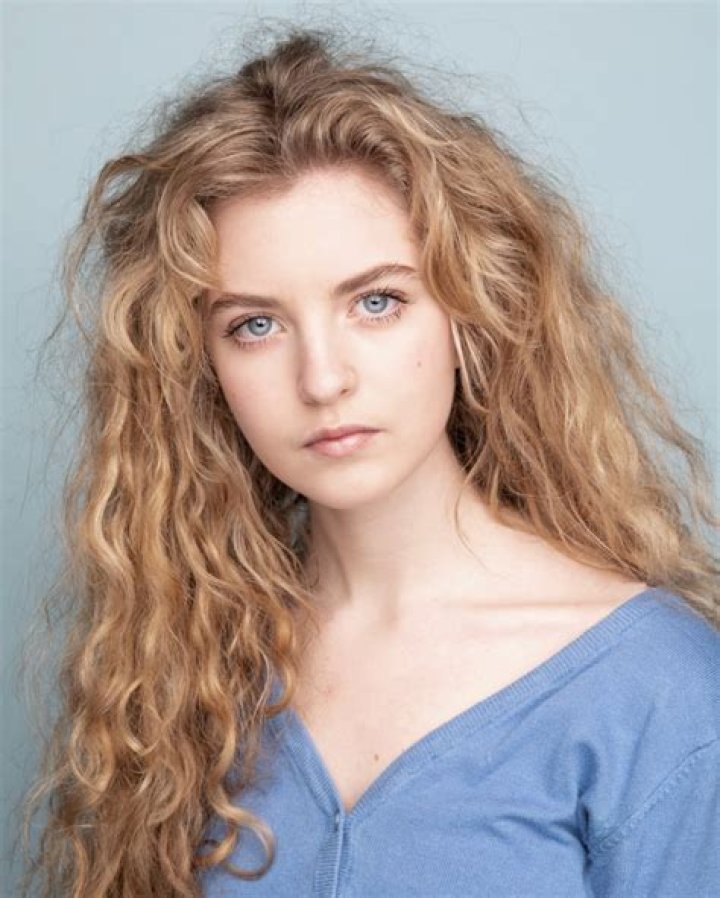 Holly Sturton Wiki, Age, Birthday, Boyfriend, Parents, Net Worth & More