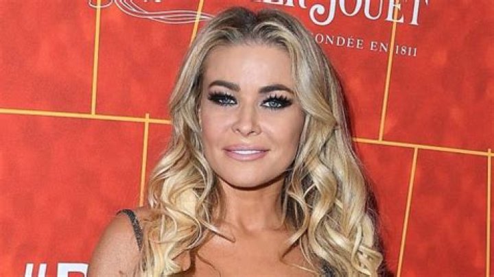 Carmen Electra in Bathing Suit Asks "Got Weekend Plans?" — Celebwell